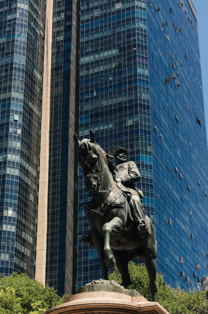 Памятник на фоне современного здания