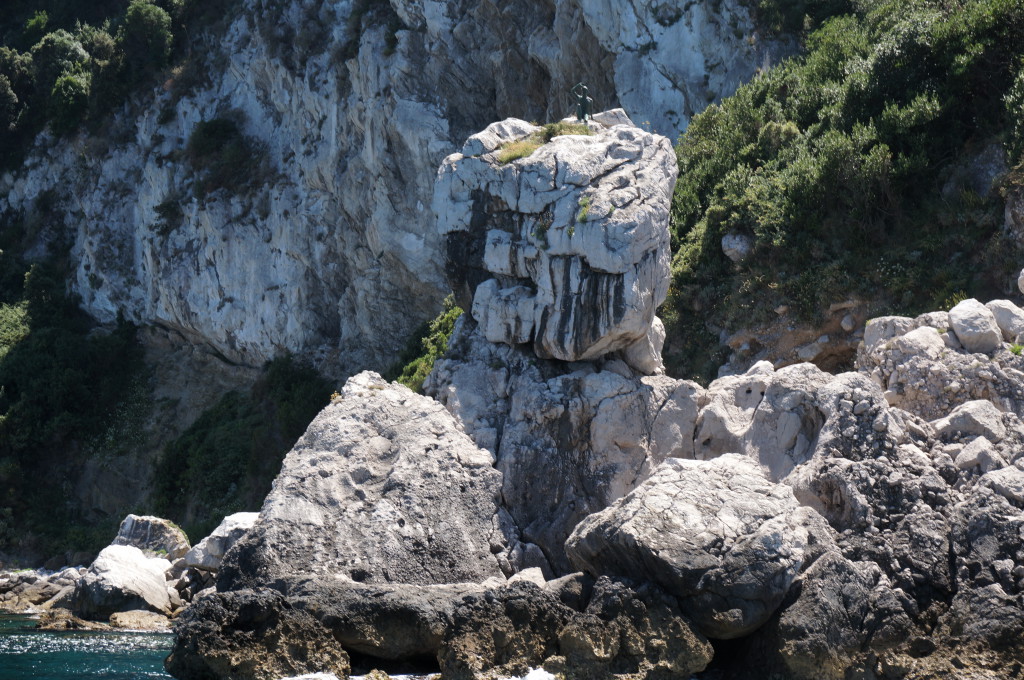 На скале — скульптура «Привет, Капри!»