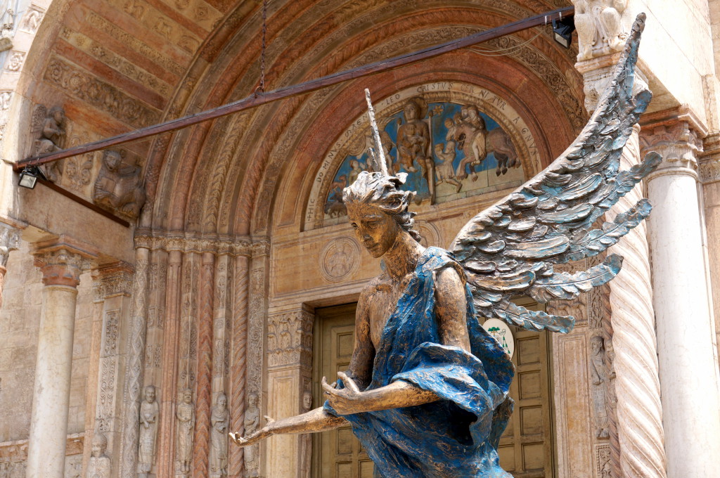 Ангел-хранитель у кафедрального собора