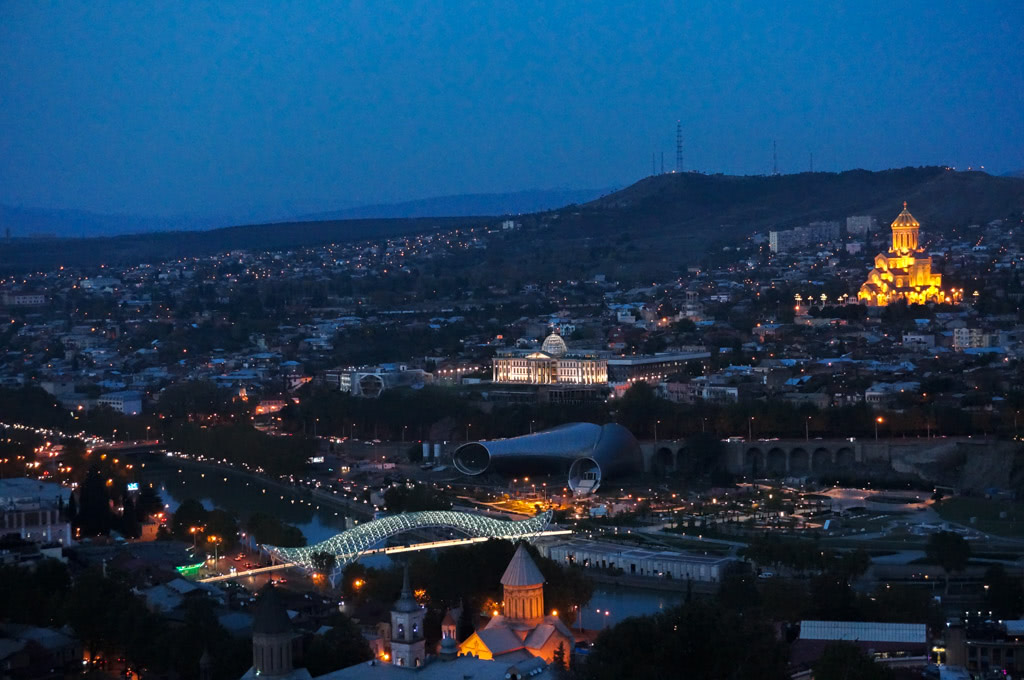 Все основные достопримечательности как на ладони. Справа — кафедральный собор Тбилиси, в центре — Авлабарская резиденция, светящаяся пиявка внизу — Мост Мира.