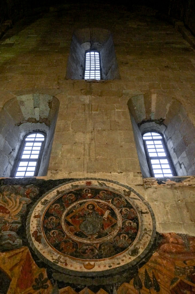 Повсюду в церкви сохранились древнейшие фрески и прочие росписи