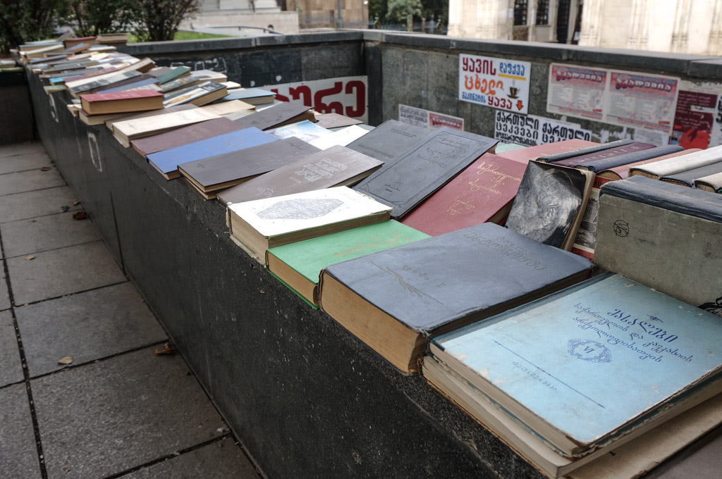 Книжные развалы — частое явление на улицах Тбилиси