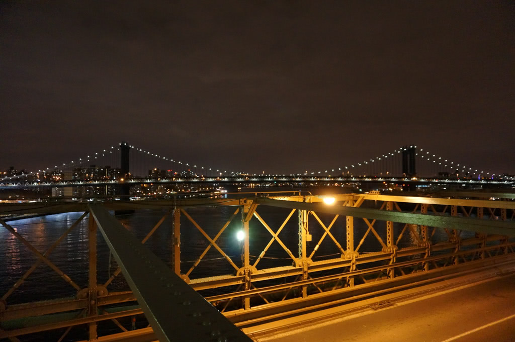 Вид на Manhattan Bridge с Brooklyn Bridge