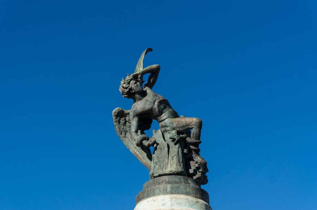 Фонтан падшего ангела — по слухам, единственный в мире памятник дьяволу