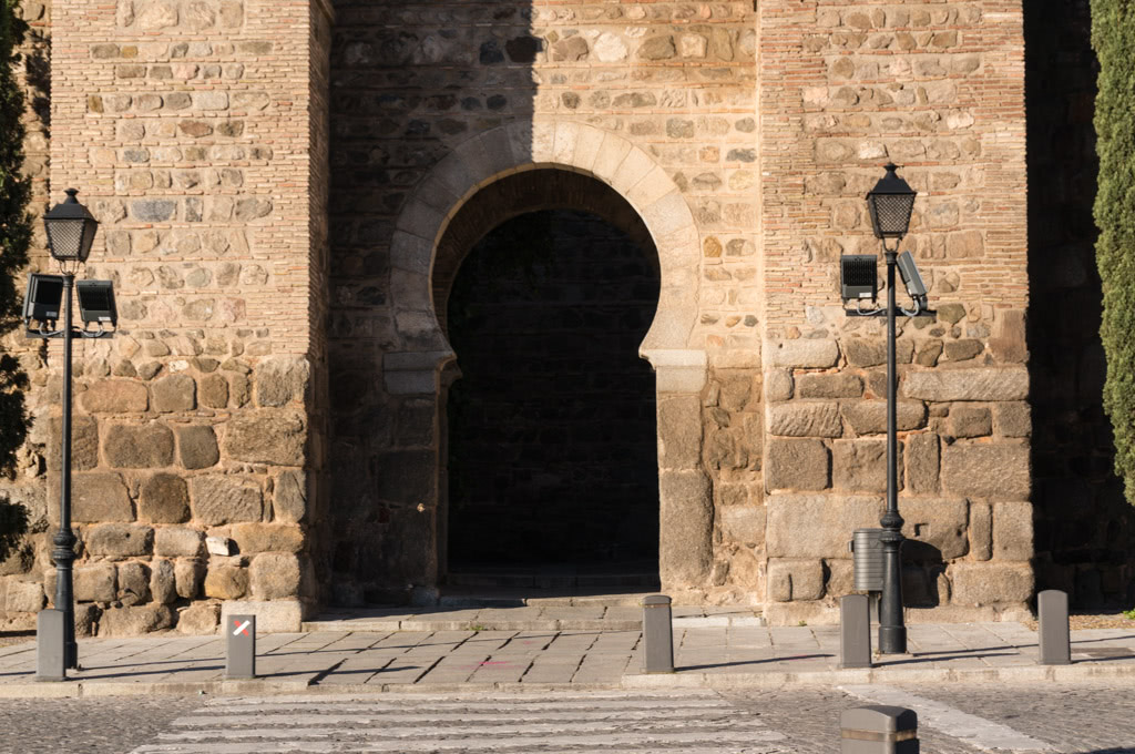 Многие въездные ворота имеют форму замочной скважины