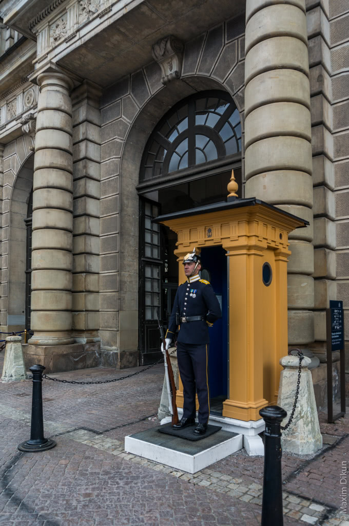 Почётный караул на входе в королевский дворец