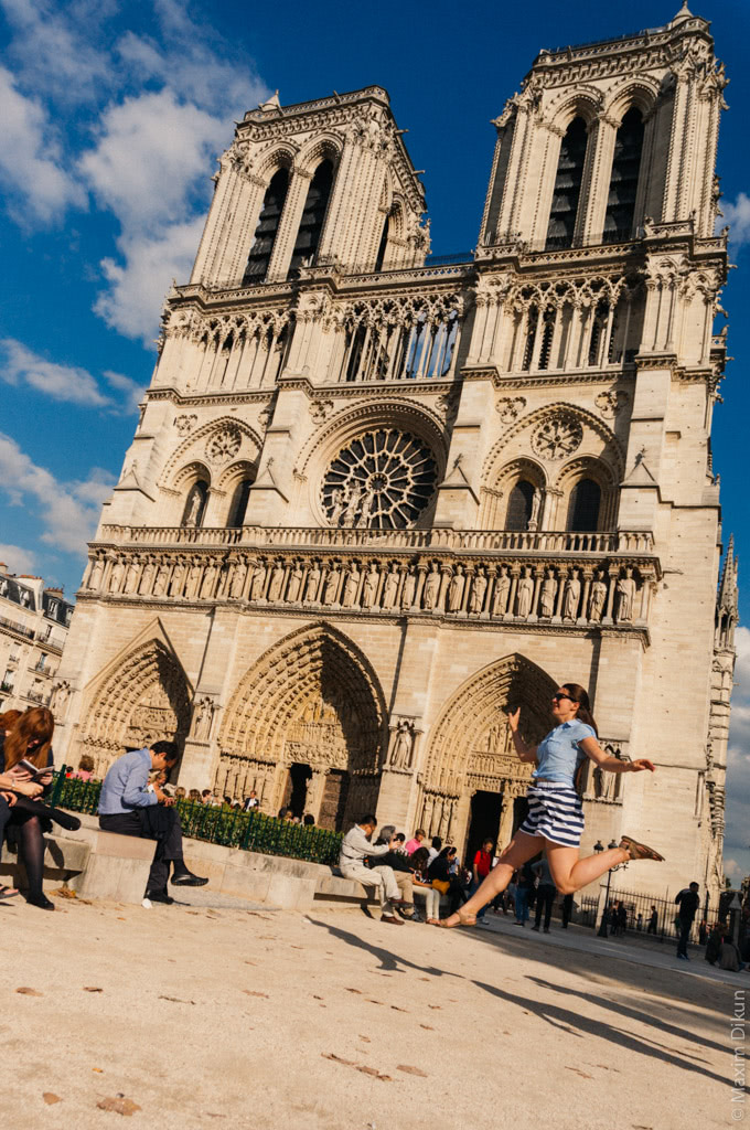 Прыжок на фоне Notre Dame de Paris