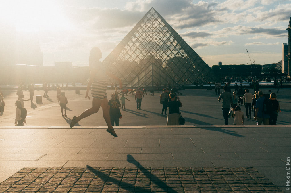 Прыжок на фоне пирамиды в Лувре