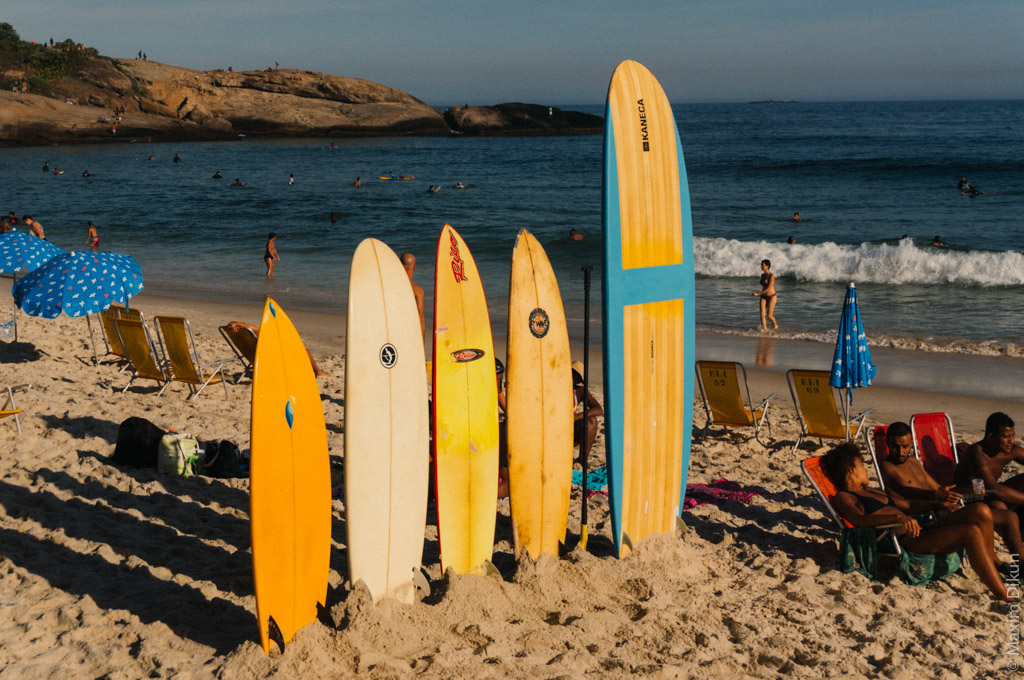 Доски для серфинга, воткнутые в песок